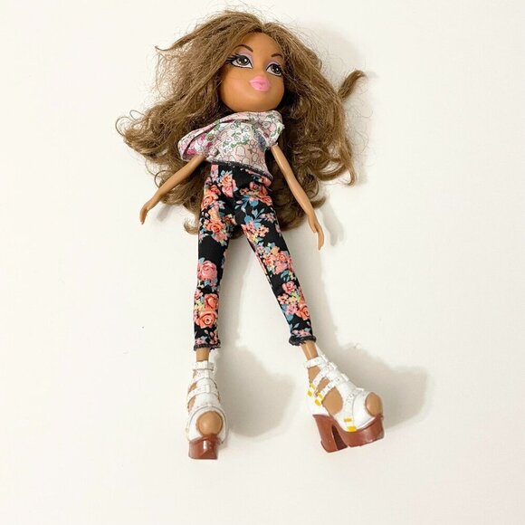 Bratz Yasmin Doll Flaws - Picture 1 of 14